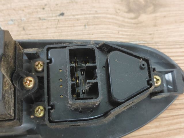 bontott MAZDA 323 Ablakemelő és Tükör Kapcsoló