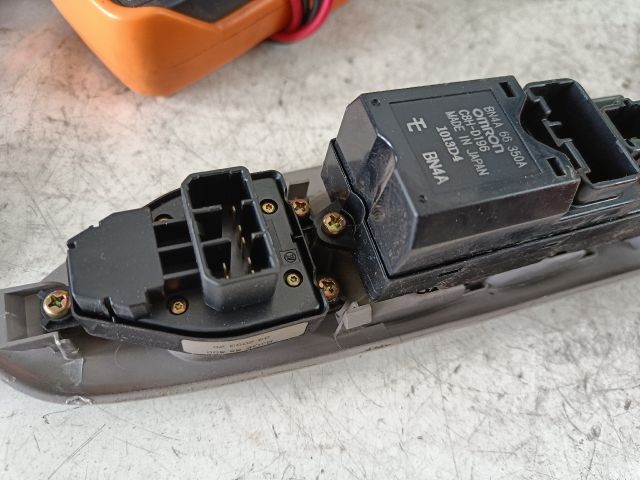 bontott MAZDA 323 Ablakemelő Kapcsoló Négyes / Kettes