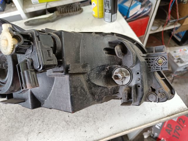 bontott MAZDA 323 Bal Fényszóró