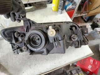 bontott MAZDA 323 Bal Fényszóró
