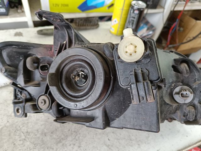 bontott MAZDA 323 Bal Fényszóró