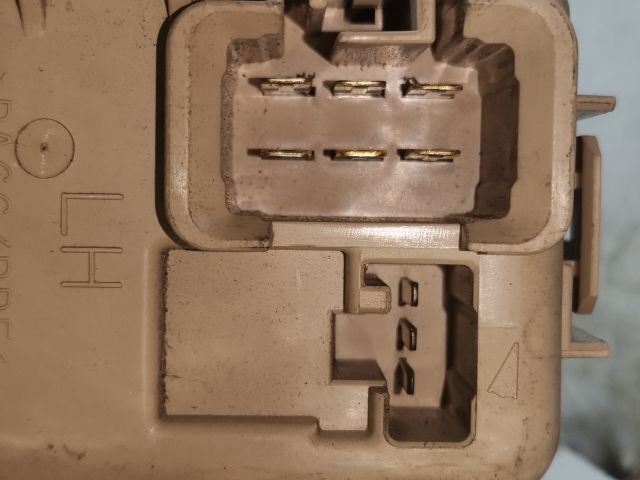 bontott MAZDA 323 Biztosítéktábla Utastér