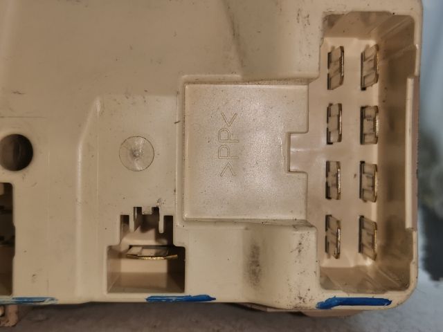 bontott MAZDA 323 Biztosítéktábla Utastér