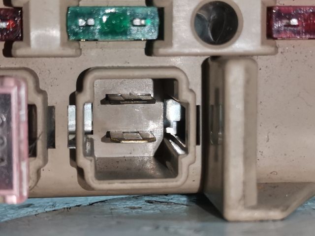 bontott MAZDA 323 Biztosítéktábla Utastér