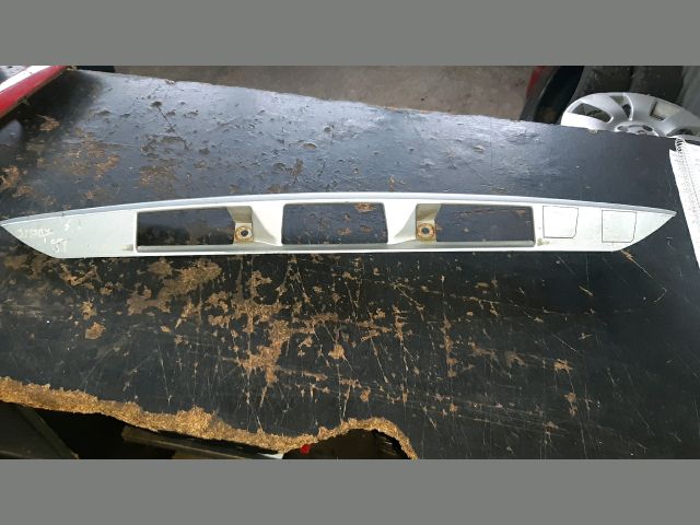 bontott MAZDA 323 Csomagtérajtó Díszléc