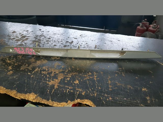 bontott MAZDA 323 Csomagtérajtó Díszléc