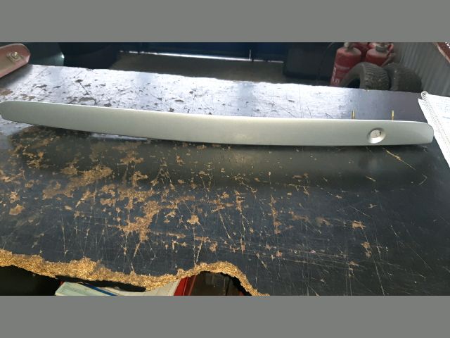 bontott MAZDA 323 Csomagtérajtó Díszléc