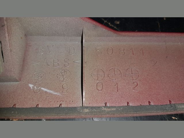 bontott MAZDA 323 Csomagtérajtó Díszléc