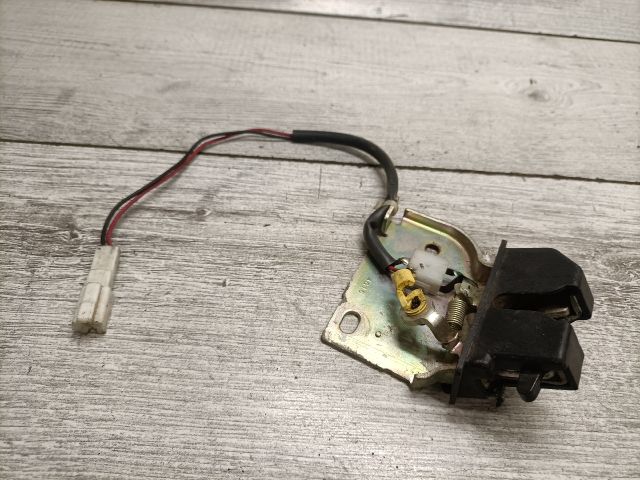 bontott MAZDA 323 Csomagtérajtó Zárszerkezet