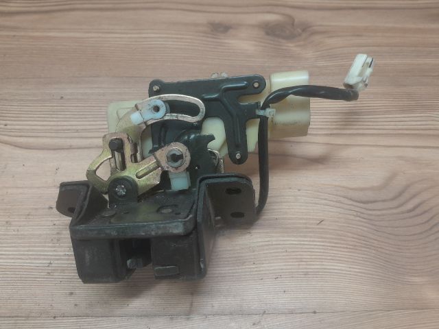 bontott MAZDA 323 Csomagtérajtó Zárszerkezet