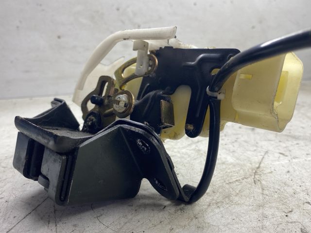 bontott MAZDA 323 Csomagtérajtó Zárszerkezet