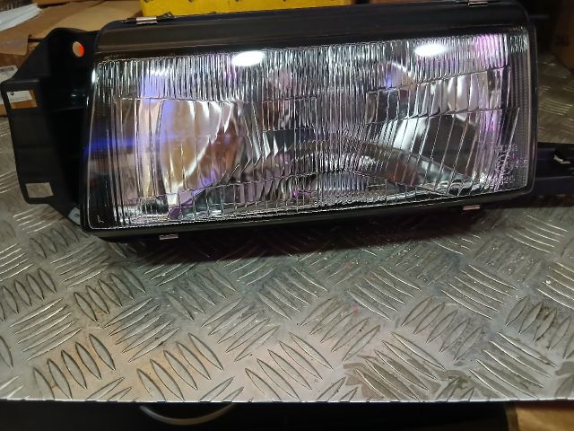 bontott MAZDA 323 Jobb Fényszóró