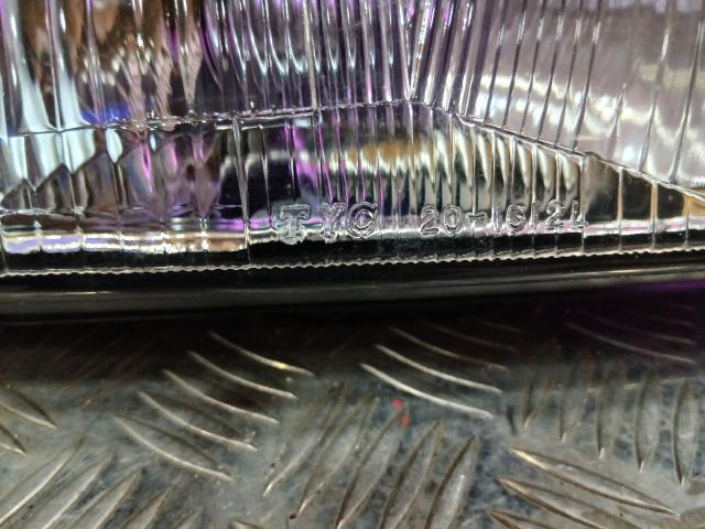 bontott MAZDA 323 Jobb Fényszóró