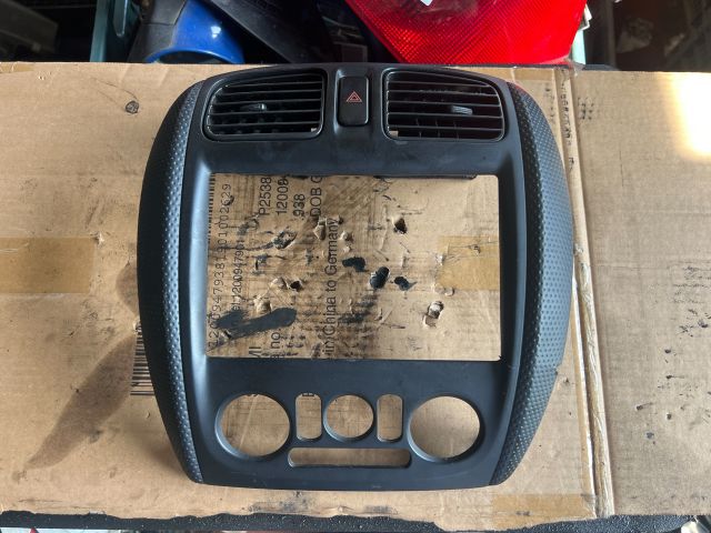 bontott MAZDA 323 Középkonzol Keret