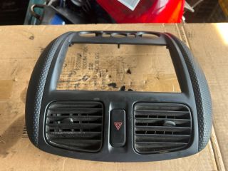 bontott MAZDA 323 Középkonzol Keret