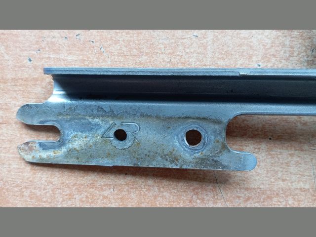 bontott MAZDA 323 Motorháztető Jobb Zsanér