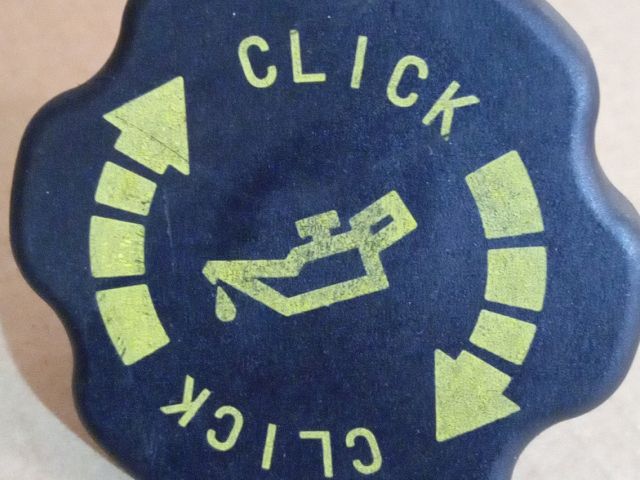 bontott MAZDA 5 Olajbeöntő Sapka