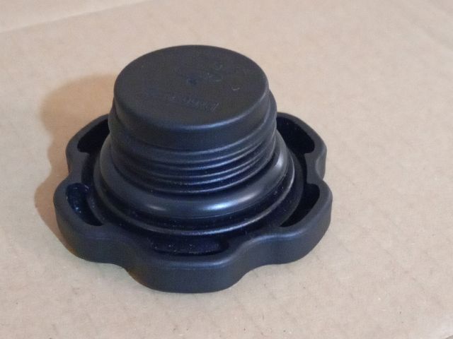 bontott MAZDA 5 Olajbeöntő Sapka