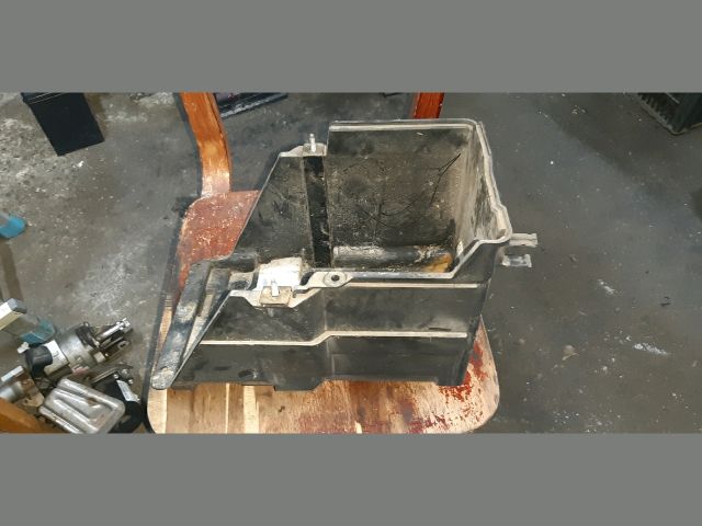 bontott MAZDA 5 Akkumulátor Tartó