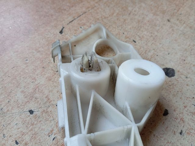 bontott MAZDA 5 Bal első Lökhárító Tartó (Műanyag)