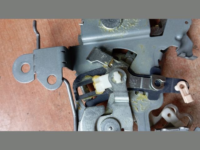 bontott MAZDA 5 Bal Tolóajtó Zárszerkezet