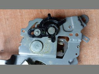 bontott MAZDA 5 Bal Tolóajtó Zárszerkezet