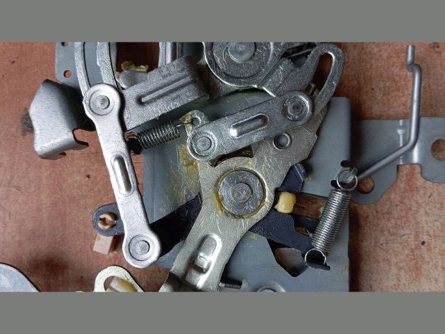 bontott MAZDA 5 Bal Tolóajtó Zárszerkezet