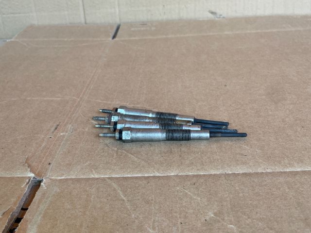 bontott MAZDA 5 Izzító/Gyújtó Gyertya