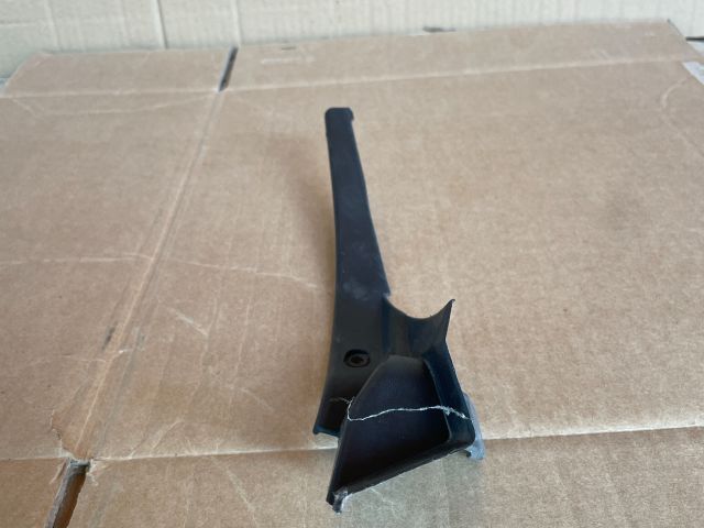 bontott MAZDA 5 Jobb Szélvédő Alatti Vízelvezető Műanyag