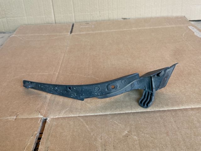 bontott MAZDA 5 Jobb Szélvédő Alatti Vízelvezető Műanyag