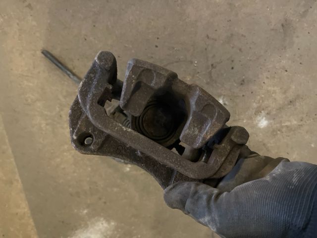 bontott MAZDA 6 Bal hátsó Féknyereg Munkahengerrel