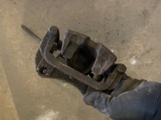 bontott MAZDA 6 Bal hátsó Féknyereg Munkahengerrel