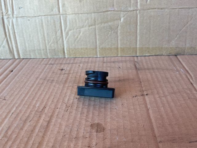 bontott MAZDA 6 Olajbeöntő Sapka