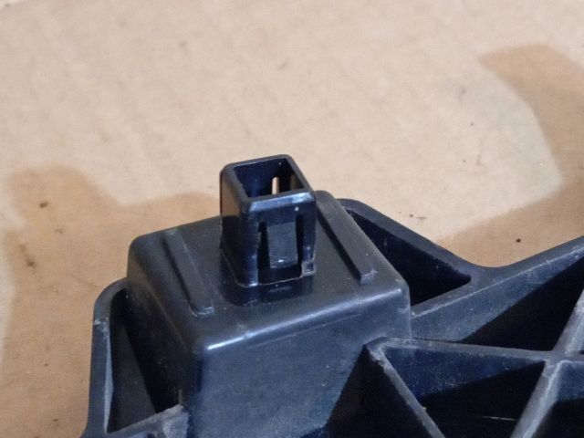 bontott MAZDA 6 Bal hátsó Oldal Lökhárító Tartó (Műanyag)