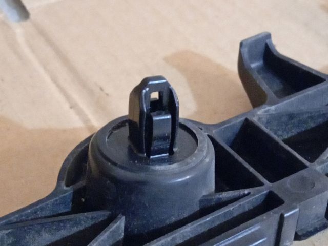 bontott MAZDA 6 Bal hátsó Oldal Lökhárító Tartó (Műanyag)