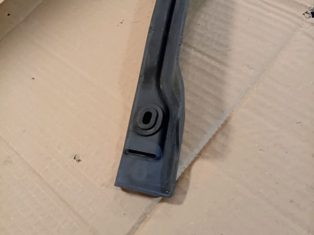 bontott MAZDA 6 Bal Sárvédő Csavar Burkolat