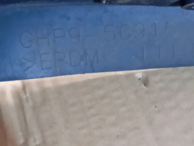 bontott MAZDA 6 Bal Sárvédő Csavar Burkolat