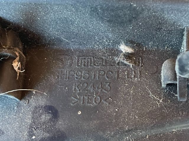 bontott MAZDA 6 Bal Szélvédő Alatti Vízelvezető Műanyag