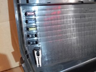 bontott MAZDA 6 Biztosítéktábla Fedél