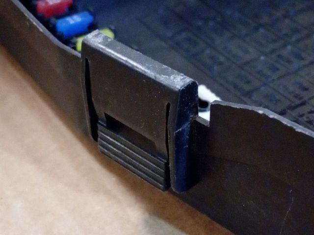 bontott MAZDA 6 Biztosítéktábla Fedél