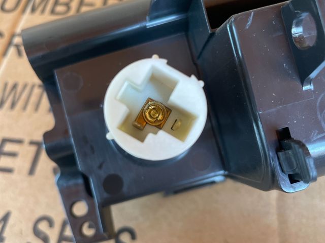 bontott MAZDA 6 Első Hamutartó