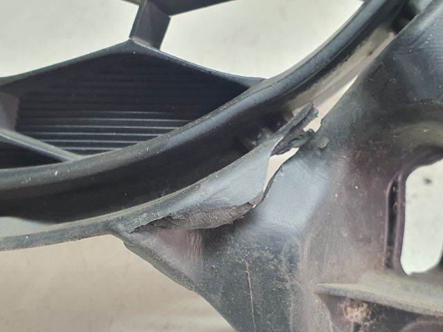 bontott MAZDA 6 Első Lökhárító Alsó Középső Díszrács