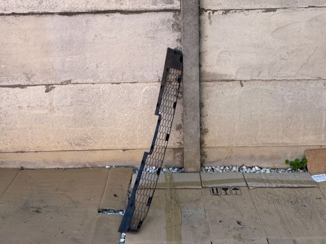 bontott MAZDA 6 Első Lökhárító Alsó Középső Díszrács