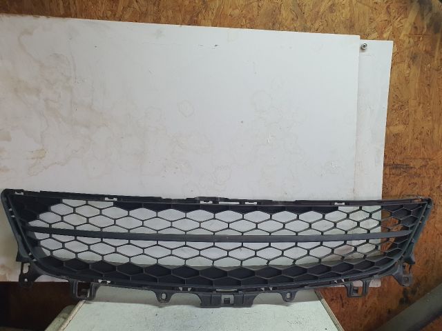 bontott MAZDA 6 Első Lökhárító Alsó Középső Díszrács