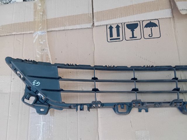 bontott MAZDA 6 Első Lökhárító Alsó Középső Díszrács