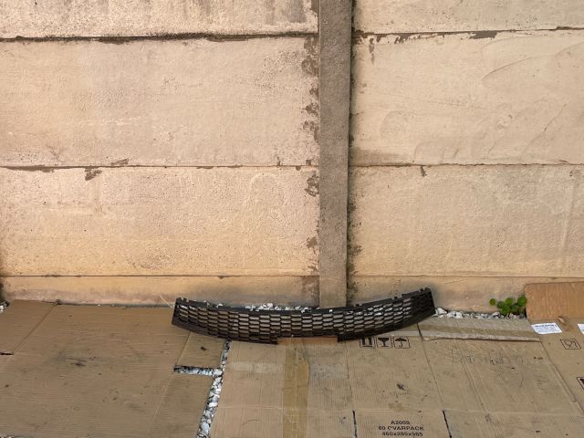 bontott MAZDA 6 Első Lökhárító Alsó Középső Díszrács