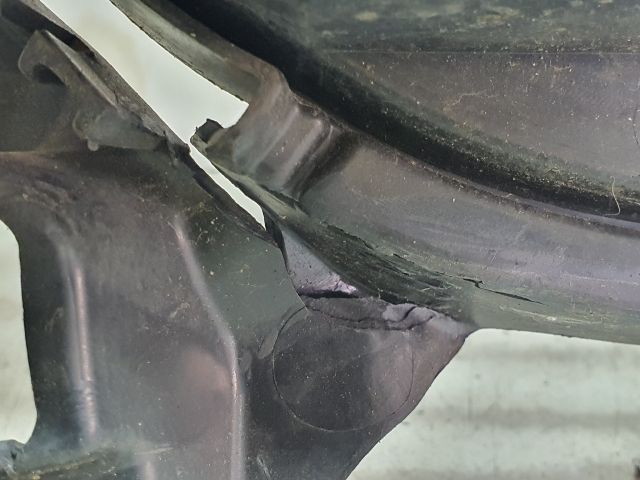 bontott MAZDA 6 Első Lökhárító Alsó Középső Díszrács