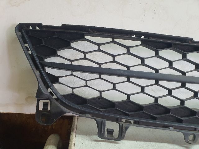 bontott MAZDA 6 Első Lökhárító Alsó Középső Díszrács