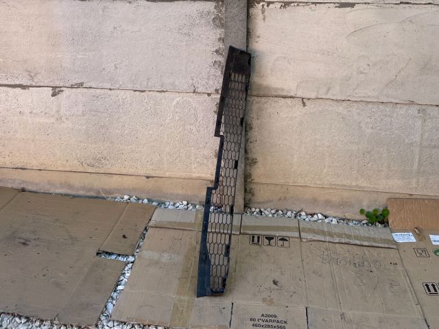 bontott MAZDA 6 Első Lökhárító Alsó Középső Díszrács