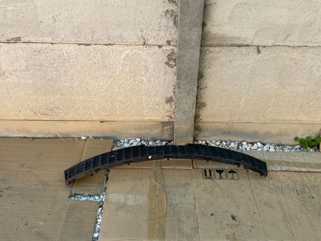 bontott MAZDA 6 Első Lökhárító Alsó Középső Díszrács